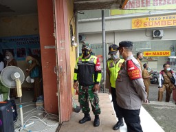 Babinsa Serma Ach. Saifi dampingi Bupati Sidoarjo dan rombongan sambangi pelaksanaan Vaksin di Pasar Krian Kabupaten Sidoarjo.
