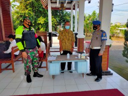 Babinsa Ramil 0816/07 Krembung melaksanakan Pam Kebaktian Paska di Gereja Kresten Jawi Wetan