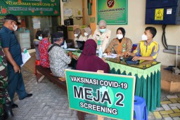 Anggota Kodim 0816/Sidoarjo dampingi lansia untuk melaksanakan vaksin