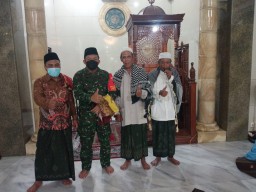 SAFARI RAMADHAN, DANRAMIL 0816/16 WARU BERSAMA BABINSA TAMBAK OSO SHOLAT TARWEH BERJAMAAH DI MASJID RAUDATUL MUMININ