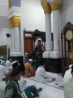 BABINSA TAMBAK SAWAH MENDAMPINGI DANRAMIL 0816/16 WARU, SHOLAT TARWEH DI MASJID HAQQUL YAKIN DESA TAMBAK SAWAH