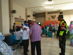 BABINSA KEDUNG REJO, KORAMIL 0816/16 WARU MELAKSANAKANAN PEMANTAUAN VAKSINASI COVID-19 WARGA DESA KEDUNG REJO