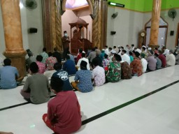Danramil 0816/07 Krembung Bersama Forkompimka melaksanakan Safari Tarawih