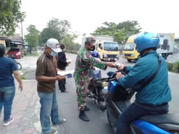 Babinsa Koramil 0816/13 Wonoayu Mendampingi Bagi Takjil Dan Himbau Prokes