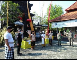 Serka I Nengah Medal medlaksanakan Persembahyangan Hari Raya Kuningan dan Pioadalan.