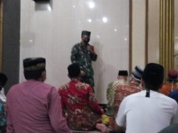 Danramil 0816/07 Krembung Bersama Forkopimka melaksanakan Safari Tarawih di desa Waung.