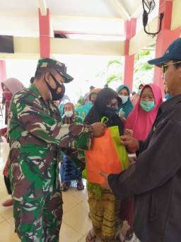 Babinsa Jabon Ikut Berbagi Kebahagiaan Di Bulan Ramadhan