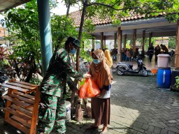 ANGGOTA BABINSA 0816/13 WONOAYU MELAKSANAKAN PENDAMPINGAN PENYERAHAN BANTUAN SEMBAKO DARI PT. FRIEND KEPADA WARGA KURANG MAMPU