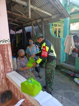 Kepedulian terhadap sesama, Babinsa Bluru kidul Koramil 0816/01 bagikan sembako