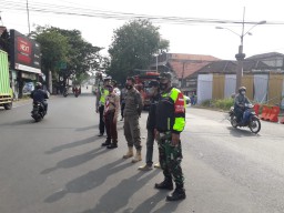 Petugas Gabungan Kec. Porong laksanakan penyekatan guna menekan penyebaran covid-19