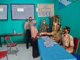 Babinsa 0816/13 Bersama Bhabinkamtibmas Dampingi Pembagian BLT Dana Desa