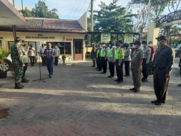 ANTISIPASI BANGSIT MALAM TAKBIRAN DAN SHOLAT IDUL FITRI 1442, KORAMIL 0816/16 WARU BERSAMA POLSEK WARU MENGGELAR APEL GABUNGAN