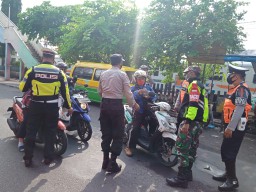 Anggota Koramil 0816/11 Tarik Bersama Tim Gabungan Laksanakan Penyekatan Di Pos Pam Jalan Raya Kec. Waru
