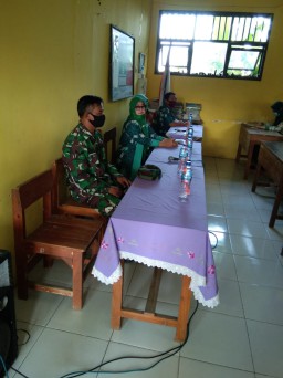 Babinsa Koramil 0816/11 Tarik Hadiri Acara Rapat Koordinasi Pembelajaran Tatap Muka Di SDN 1 Desa Kalimati