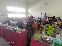 BABINSA WADUNGASRI MENGHADIRI RAKOR PERSIAPAN PEMBELAJARAN TATAP MUKA DI SD ZAINUDIN DESA KEPUHKIRIMAN