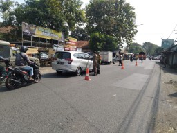 Anggota Koramil 05/Tulangan laksanakan Operasi Yustisi Penegakan Prokes Covid-19