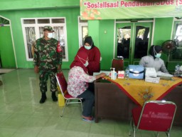 Babinsa Ramil 05/Tulangan pantau pelaksanaan vaksinasi Tahap II di Ds. Kenongo Tulangan