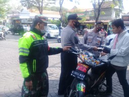 TEKAN PENYEBARAN COVID-19 DI KEC. WARU, KORAMIL 16 WARU AKTIF MELAKSANAKAN OPERASI YUSTISI