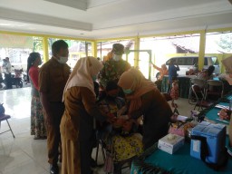 PEDULI KESEHATAN BALITA, BABINSA BESERTA PERANGKAT DS KEBARON TULANGAN DAMPINGI PETUGAS PUSKESMAS BERIKAN LAYANAN POSYANDU