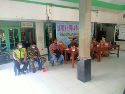 BABINSA TAMBAK OSO KORAMIL 0816/16 WARU MENGHADIRI RAPAT SOSIALISASI PENEBALAN JALAN DESA TAMBAK OSO KEC. WARU