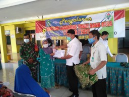 Pastikan Penyaluran BLT – DD Tahap II,III,IV,V Berjalan Dengan Tertib Sesuai Prokes Covid – 19, Babinsa Koramil 0816/05 Tulangan Serma Edi, Aktif Laksanakan Pengamanan