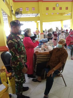 Babinsa Koramil 0816/05 Pendampingan Pelaksanaan Vaksin Covid-19