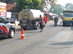 Babinsa Koramil 0816/05 Tulangan Melaksanakan Operasi Yustisi Dalam Rangka Penerapan Prokes Covid-19