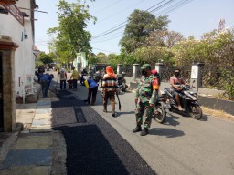 BABINSA PEPELEGI KORAMIL 0816/16 WARU LAKSANAKAN PEMANTAUAN DAN PENGAMANAN PERBAIKAN JALAN DESA