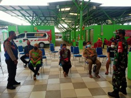 Babinsa koramil 0816/04 porong laksanakan pendampingan suntik vaksin astra zeneca dosis l warga porong