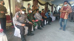 DANRAMIL 0816/16 WARU BERSAMA MUSPIKA WARU MENDAMPINGI BUPATI SIDOARJO MELEPAS PRODUK UMKM DESA TROPODO KE TURKI