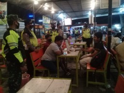 Babinsa Koramil 0816/09 Krian dalam kegiatan Ops yustisi malam hari bersama Tim Gabungan