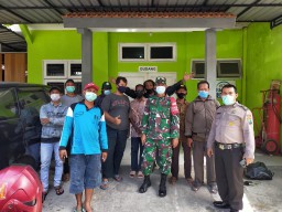 Babinsa dan Bhabinkamtip Desa Prasung mendampingi Audensi Calon Kades
