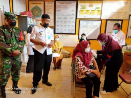 Babinsa Ramil 05 Tulangan kawal Vaksinasi Covid-19 tahap II di Balai Desa Kebaron