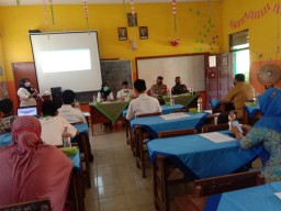 Babinsa gedang serka Budi menghadiri rapat pembelajaran tatap muka di SDN gedang l porong