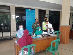 BABINSA KORAMIL 0816/12 PRAMBON MELAKSANAKAN PENDAMPINGAN VAKSIN COVID-19 KEPADA WARGA BINAAN
