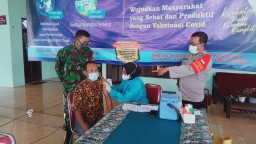 Babinsa Ramil 0816/05 Tulangan kawal Vaksinasi Covid-19 Tahap II di Ds Gelang