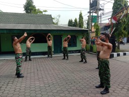 Anggota Koramil 05/Tulangan Berjemur Sinar Matahari Mampu Meningkatkan Kekebalan Tubuh