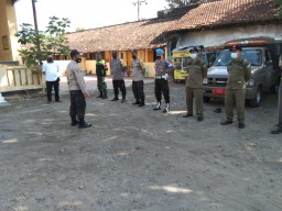 Babinsa Koramil 0816/05 Melaksanakan Operasi Yustisi Dalam Rangka Penerapan Prokes