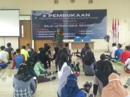 Babinsa Koramil 0816/05 Tulangan Latih PBB Peserta Kursus di BLK Sidoarjo