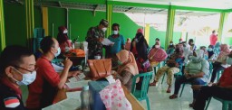 Babinsa Ramil 0816/07 Krembung Dampingi Warga Laksanakan Vaksinasi Covid 19
