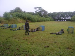 Babinsa Koramil 0816/05 Tulangan Semangat Dalam Latihan Tembak Senjata Ringan