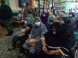 Babinsa Koramil 0816/05 Tulangan dampingi Persit laksanakan vaksin di Rumkitban Sidoarjo