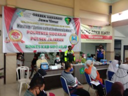 Babinsa 04/Porong ikut berpartisipasi dalam pelaksanaan vaksin serentak di sidoarjo