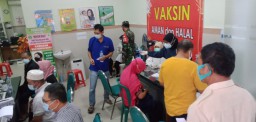 Anggota Koramil 0816/ 03 Buduran mendampingi giat Vaksinasi di wilayah