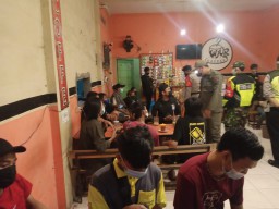 PENERAPAN PPKM DARURAT FORKOPIMKA WARU PIMPIN PATROLI DAN OPERASI YUSTISI PENEGAKAN PROKES
