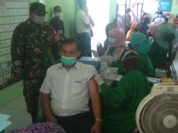 Personil Koramil Jabon Lakukan Pengamanan Vaksinasi Masal Di Puskesmas
