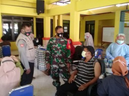BABINSA KORAMIL 0816/05 TULANGAN MENGAWAL JALANNYA VAKSINASI DI WILAYAH DESA BINAAN