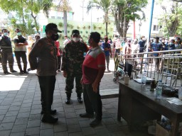 BABINSA KORAMIL 0816/05 TULANGAN KAWAL JALANNYA VAKSINASI DI DESA BINAANNYA