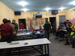 Babinsa Koramil 0816/04 porong bergerak berikan sosialisasi pada warga tentang aturan PPKM Darurat
