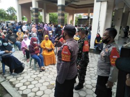 KORAMIL 0816/05 LAKSANAKAN PENGAMANAN DALAM PELAKSANAAN VAKSINASI